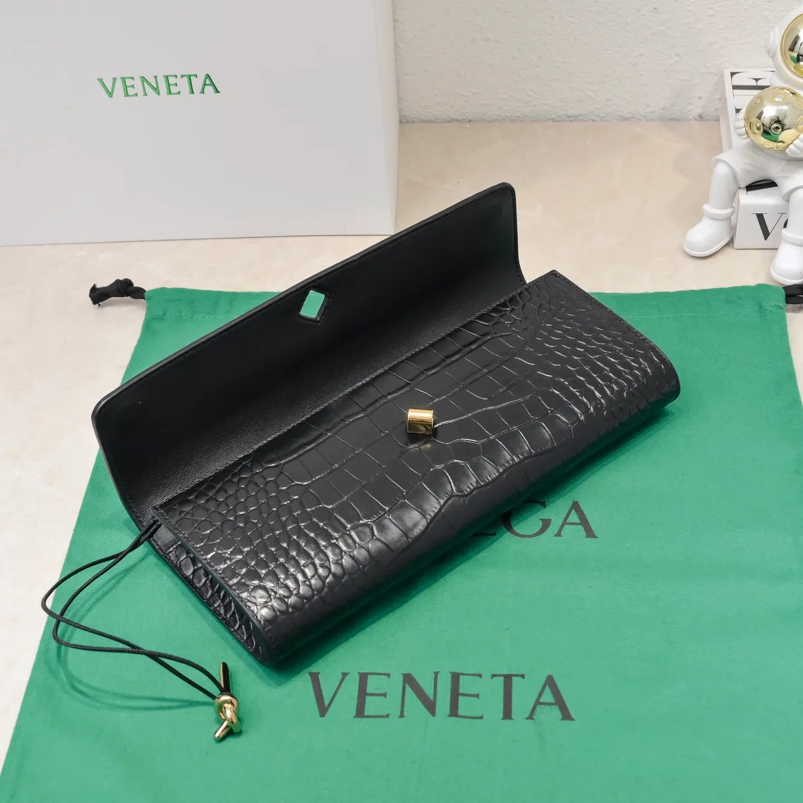 Batch 1420 Bottega Veneta Fall in love with Andiamo at first sight, new design, natural Nile rare leather crocodile pattern complex handbag, a model handbag for women, no need for color cover, no emotional camouflage, immersive depth and excitement, the classic element KNOT knot is inspired, modernist aesthetics and jewelry field craftsmanship reinterpret the knot element, bringing a clutch full of modern texture and elegant and quiet lady spirit. Style number: 1511 Size: 31*13*3cm